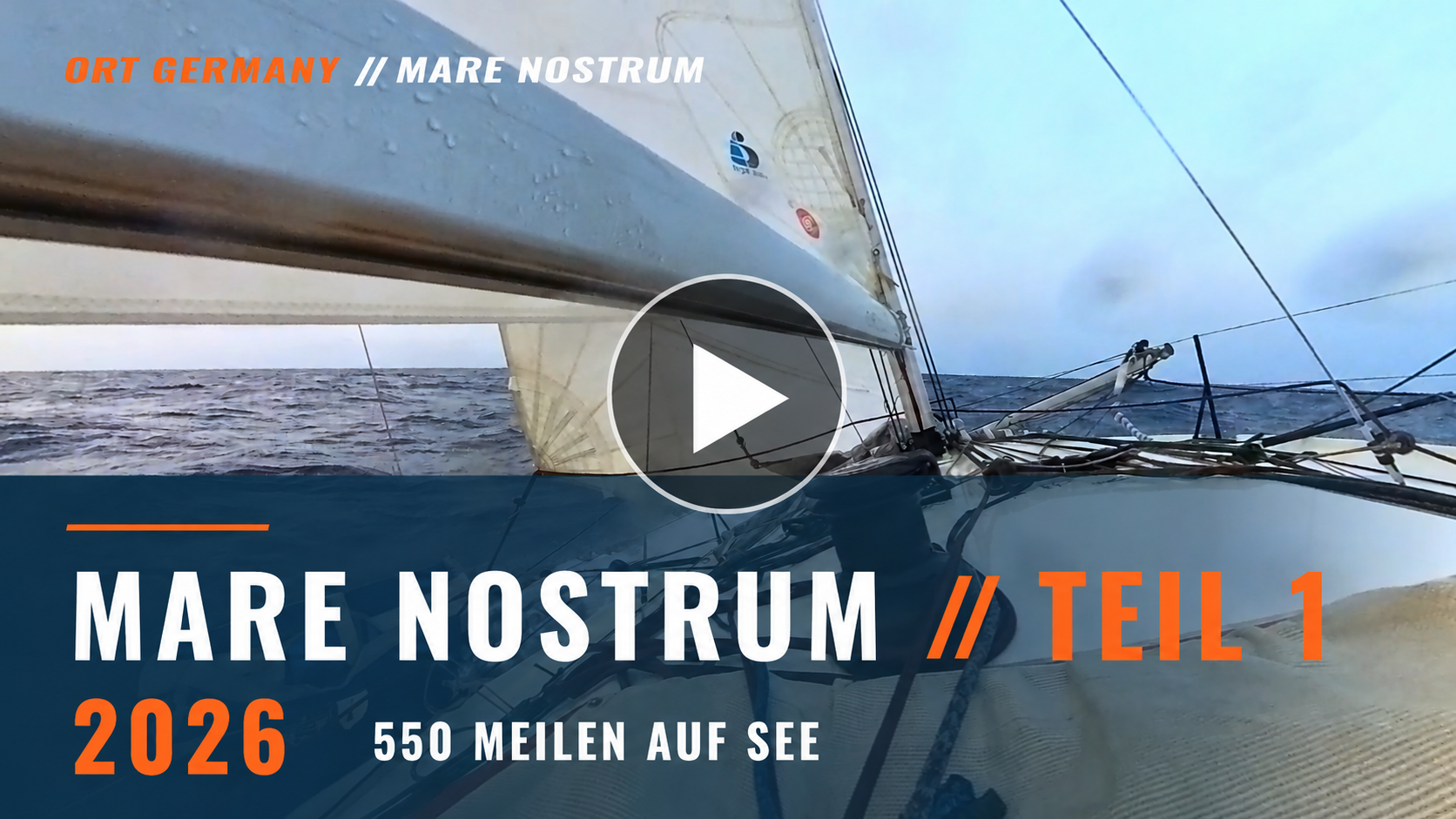 Nahaufnahme von Segel und Baum auf Konstantins Mini 6.50 während der Mare Nostrum 2026, im Hintergrund das Meer.